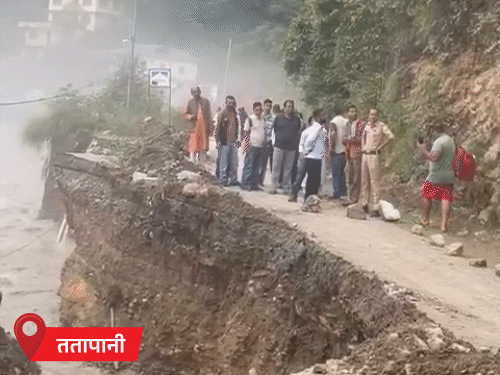 हिमाचल के ततापानी में सोमवार को सतलुज के तेज बहाव से शिमला-करसोग सड़क कट गई।