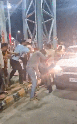 The roasted toll personnel of Meerut beat the army soldier with kicking.