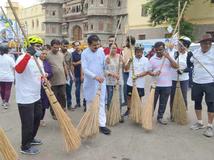 सांसद शंकर लालवानी ने भी जनता के साथ की सफाई।