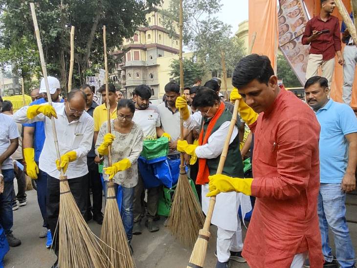 राजबाड़ा पर झाड़ू लगाते मंत्री, महापौर और अन्य जनप्रतिनिधि।