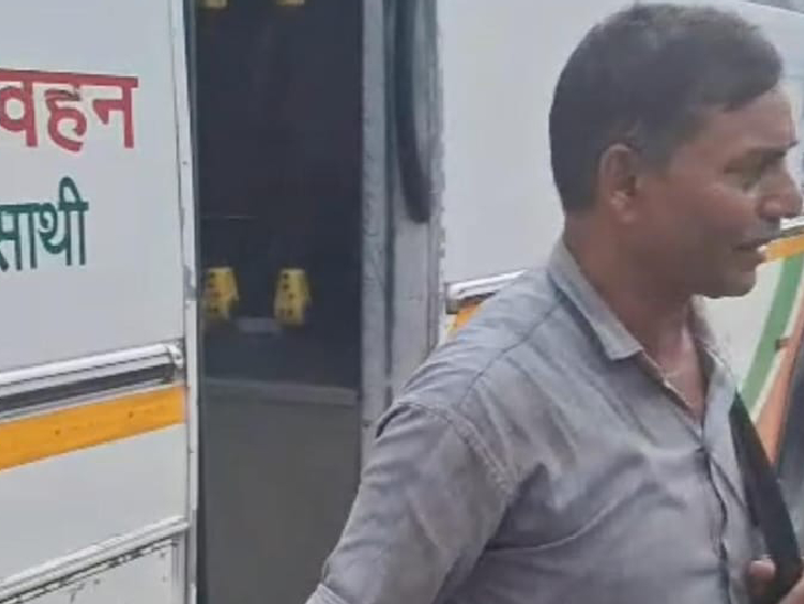 कर्मचारी द्वारा कंडक्टर पर सड़क पर बस रोककर सवारी भरने का आरोप