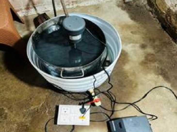 कार्रवाई के दौरान अवैध दवा बनाने की मशीन जब्त की गई।