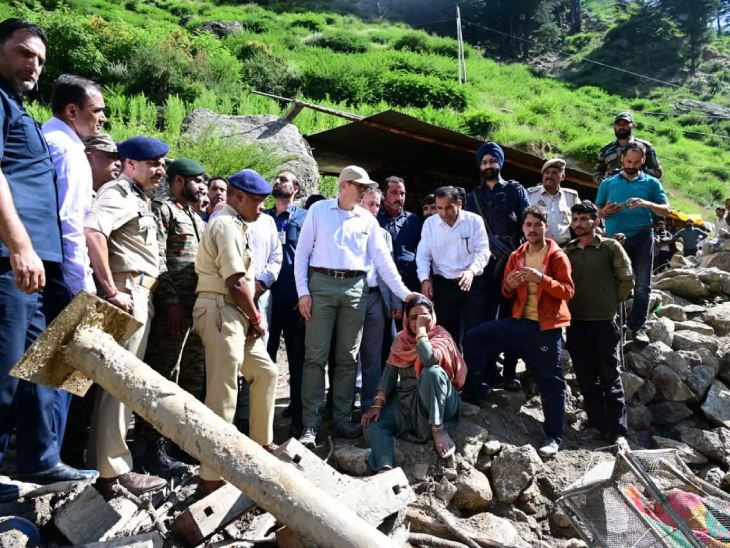 जम्मू-कश्मीर के CM उमर अब्दुल्ला ने 15 अगस्त को किश्तवाड़ आपदा के पीड़ितों के लिए सीएम राहत कोष से मुआवजे की घोषणा की है। मृतकों के परिजन को 2 लाख रुपए की मदद दी गई।