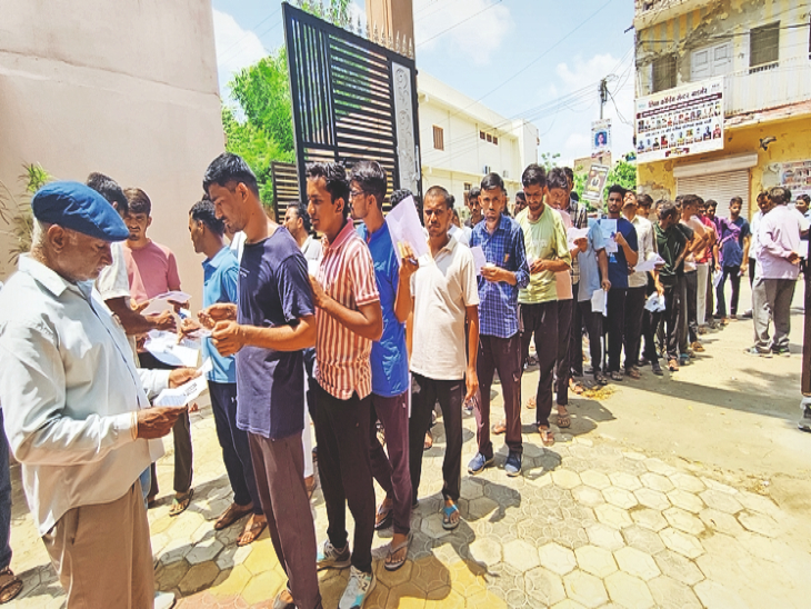 परीक्षा केंद्र पर लगी अभ्यर्थियों की कतार। - Dainik Bhaskar