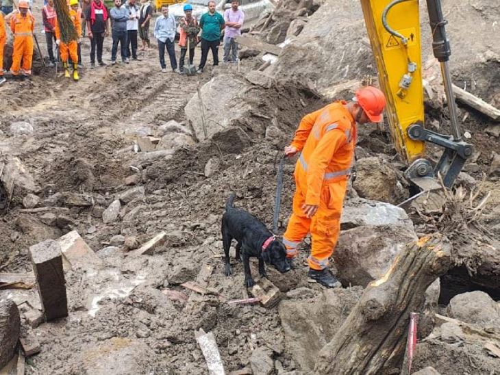 चसोटी में सर्च ऑपरेशन जारी है। यहां पेड़ों को काटा जा रहा और पत्थरों को तोड़ा जा रहा है। ताकि मलबा हटाकर लापता लोगों की तलाश की जा सके।