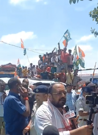 People climbed the roof and tree of the bus to see Rahul-Tejasvi.