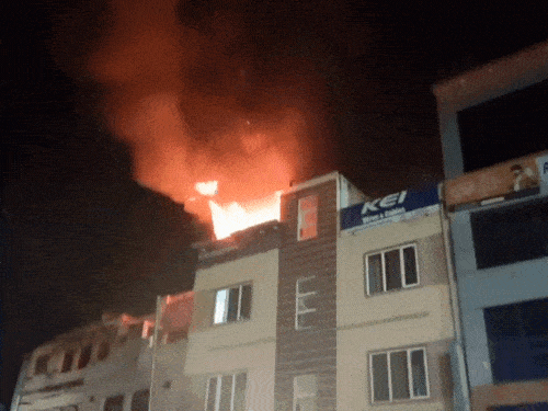 करीब 45 मिनट तक आग की लपटें उठती रहीं।
