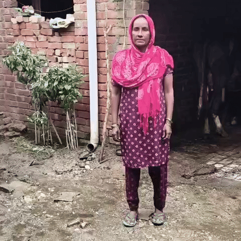 Sonia showing the scene of her house.