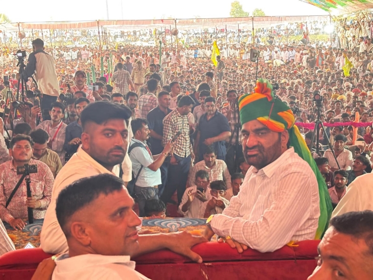 डोली गांव में धरना स्थल पर बड़ी संख्या में पहुंचे थे ग्रामीण और आरएलपी समर्थक।