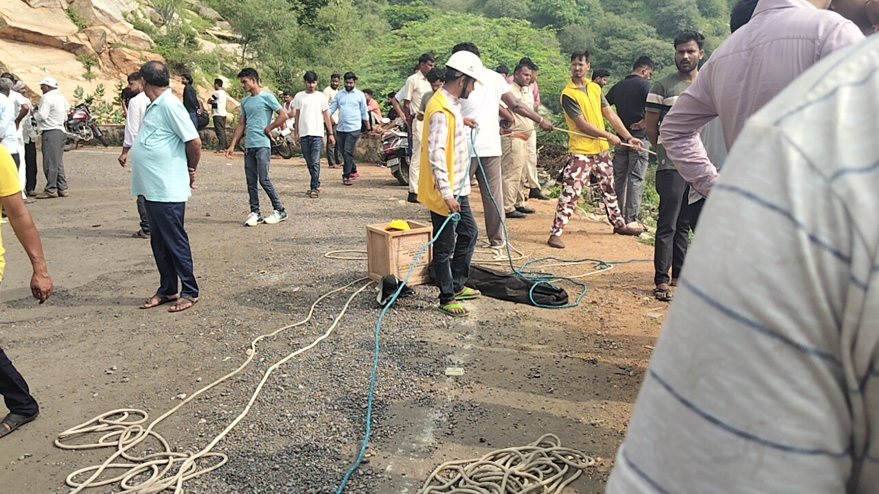 सीकर के हर्ष पर्वत की खाई में गिरी स्कोडा कार को क्रेन की मदद से निकालने का काम जारी।