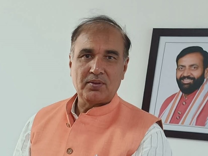 Rohtak BJP District President Ranveer Dhaka said that there was no talk like scuffle inside the office.