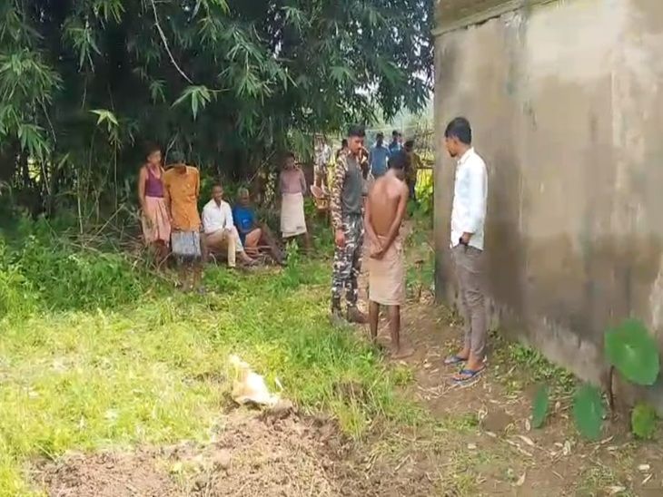 भतीजे ने चाचा की हत्या कर उसकी लाश बाड़ी में दफना दी थी। मौके पर जांच करती हुई पुलिस।