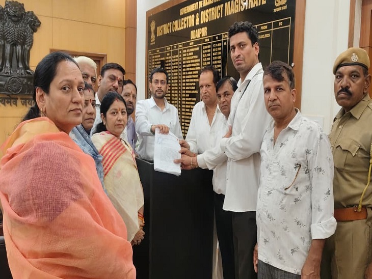 उदयपुर में जिला कलेक्टर नमित मेहता को ज्ञापन देते सोनी समाज के प्रतिनिधि