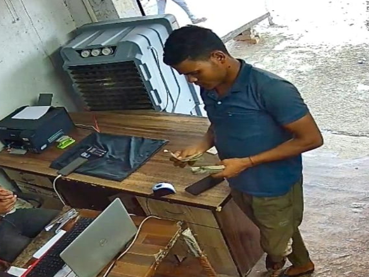 पैसा जमा करवाने आया संदिग्ध युवक CCTV कैमरे में हुआ कैद।