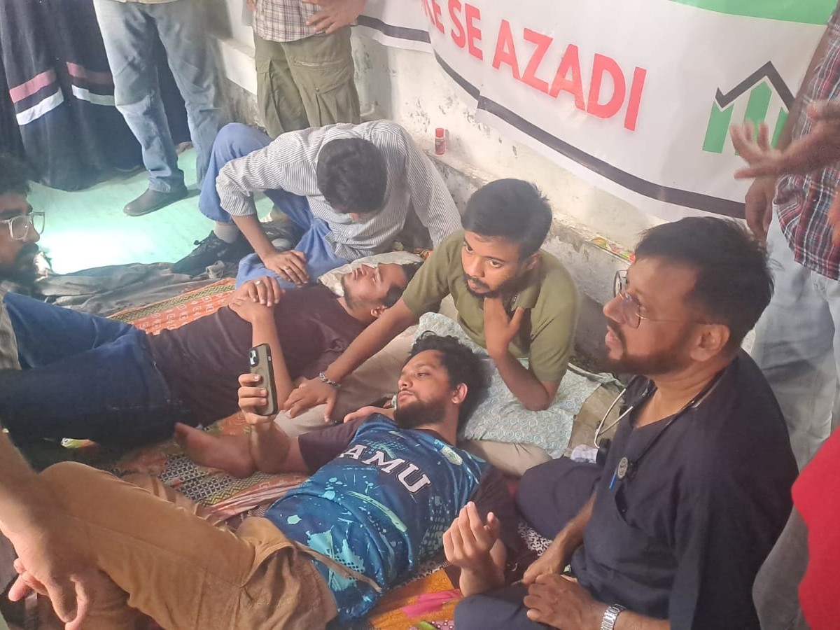 AMU के बाब-ए-सैयद गेट पर आमरण अनशन जारी, छात्रों ने वीसी लापता के लगाए पोस्टर|अलीगढ़,Aligarh - Dainik Bhaskar