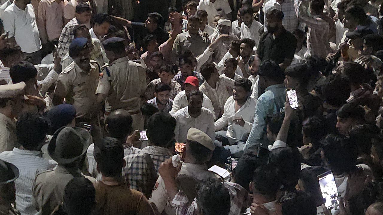 कलेक्ट्रेट के बाहर धरने पर बैठे।