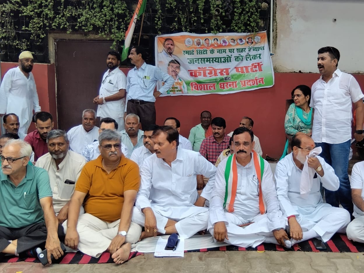 बोले-मेन हॉल खुले पड़े हैं, पानी की सप्लाई नहीं है, सरकारी पैंसे का हो रहा बंदरबांट|आगरा,Agra - Dainik Bhaskar