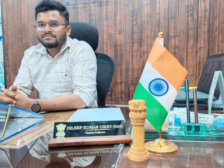 सीएएफ महिला आरक्षक की शिकायत पर बीजापुर के डिप्टी कलेक्टर दिलीप उइके के खिलाफ दुष्कर्म का मामला दर्ज - Dainik Bhaskar