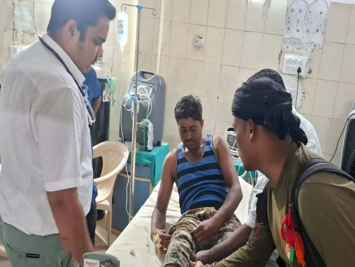 भोपालपट्नम के सामुदायिक स्वास्थ्य केंद्र में भर्ती जवान, घटना के बारे में दी जानकारी ।