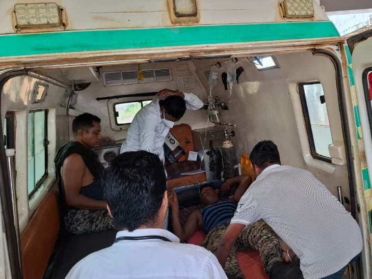ब्लास्ट के बाद घायल जवान को एम्बुलेंस के जरिए लाया गया जिला अस्पताल।