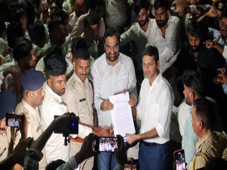 आधी रात बाद हनुमान बेनीवाल ने डोली से बालोतरा किया कूच, कलेक्टर व एसपी को बाहर बुलाकर दिया ज्ञापन।