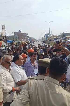 हत्या के बाद नाराज गांव और परिवार के लोगों ने सड़क जाम कर प्रदर्शन किया था।