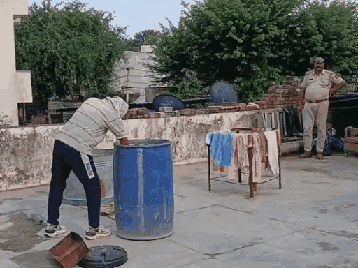 पुलिस टीम को घर की छत पर नीले ड्रम में युवक का शव मिला था। शव को गलाने के लिए नमक भी डाला गया था।