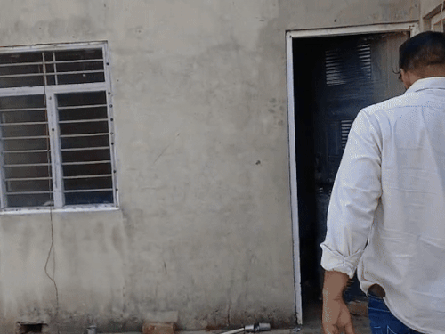 मकान की छत पर बने कमरे के अंदर ड्रम रखा हुआ था। ड्रम पर मक्खियां भिनभिना रही थीं। इसी ड्रम में हंसराम की डेडबॉडी थी।