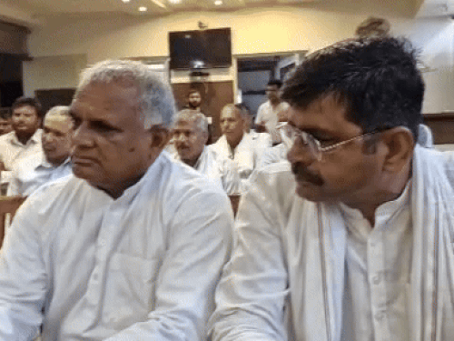 पत्रकारवार्ता में मौजूद लोग