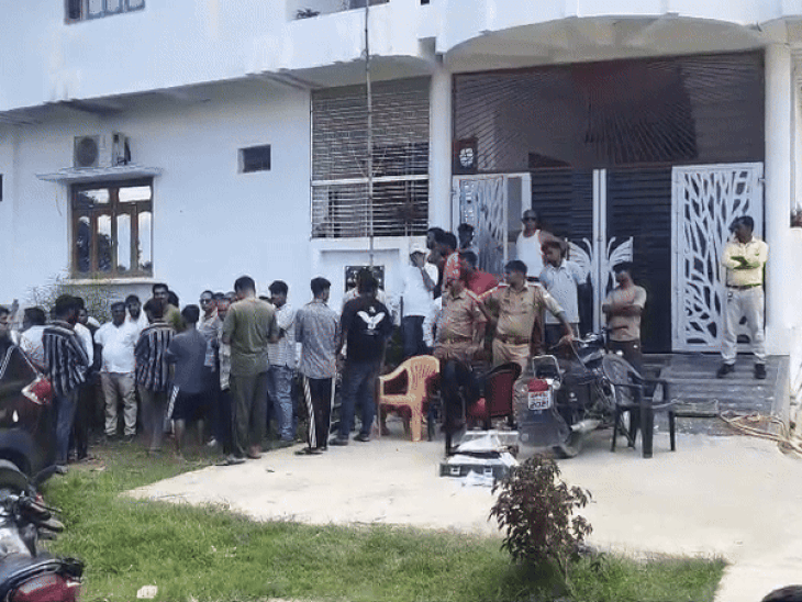 बलरामपुर में रस्सी से गला कसा, खंभे से बांधकर की पिटाई; मृतक के भाई का दावा- फोन पर सुनी थी मदद की गुहार|बलरामपुर,Balrampur - Dainik Bhaskar