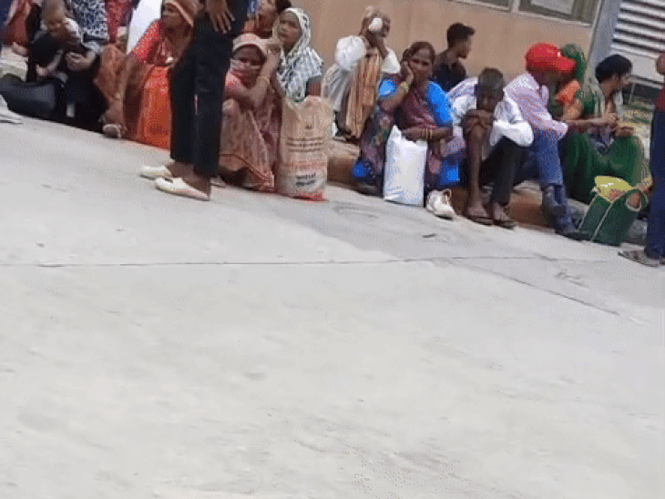 मरीज बोले- 8 बजे लाइन में लगे, 3 घंटे बाद बना पर्चा, तब मिला डॉक्टर से परामर्श|आगरा,Agra - Dainik Bhaskar