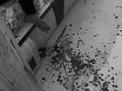 कमरे में खून से सनी तलवार पड़ी थी। पास में ही बेड पर लहूलुहान कविता छटपटा रही थी।