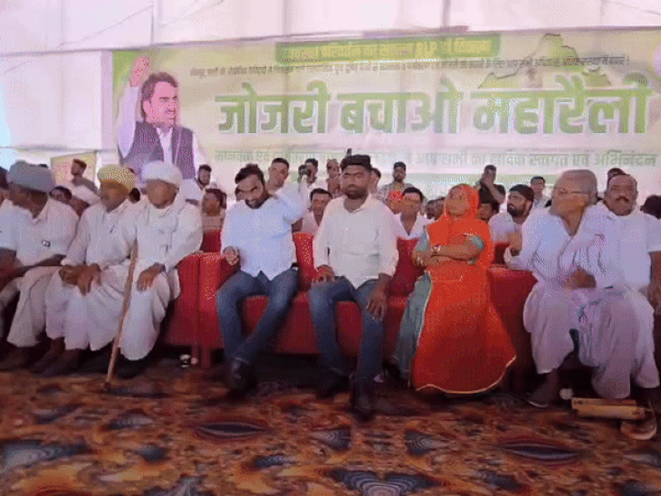 मंच पर पहुंचने के बाद समर्थकों ने उनका फूल माला पहनाकर स्वागत किया।