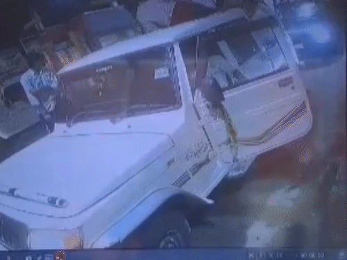 टोल पर बैरिकेड तोड़ते हुए बदमाश।
