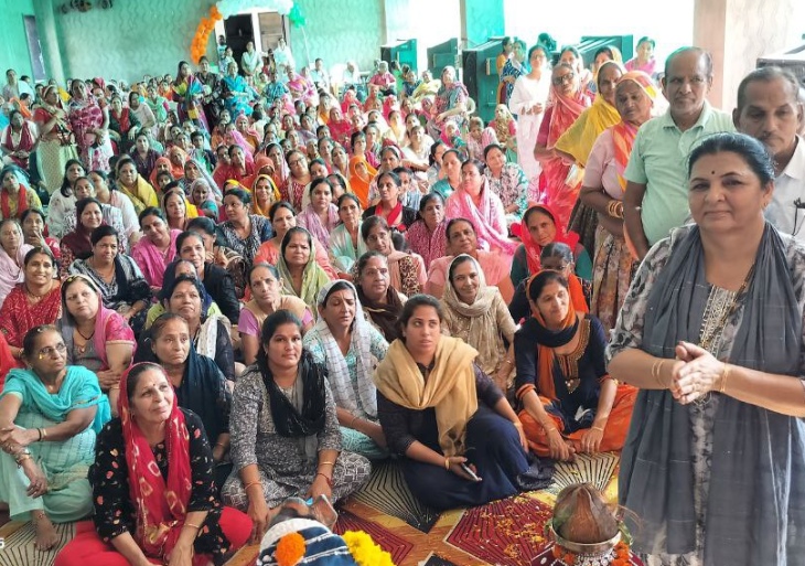 पाली के सिंधी कॉलोनी स्थित सिंधु भवन में आयोजित भागवत कथा में मौजूद श्रद्धालु।