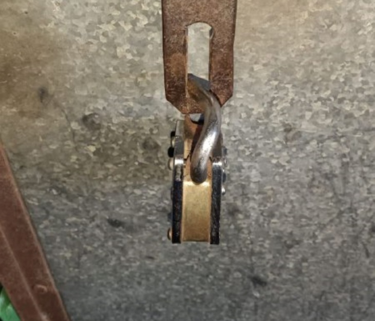 स्कूल के पोषाहार कक्ष का टूटा ताला।