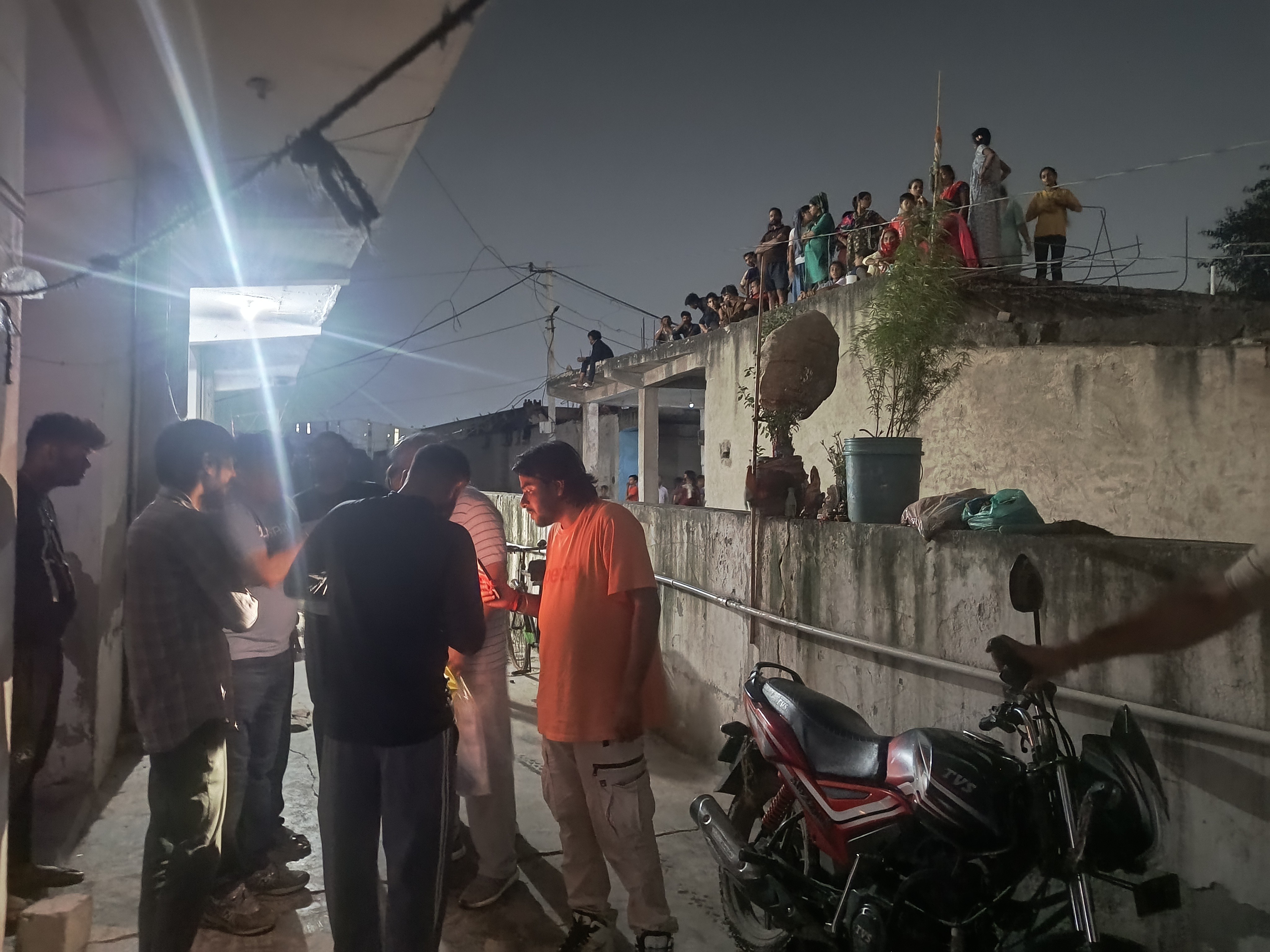 सूचना के बाद आसपास लोगों की भीड़ जमा हो गई।