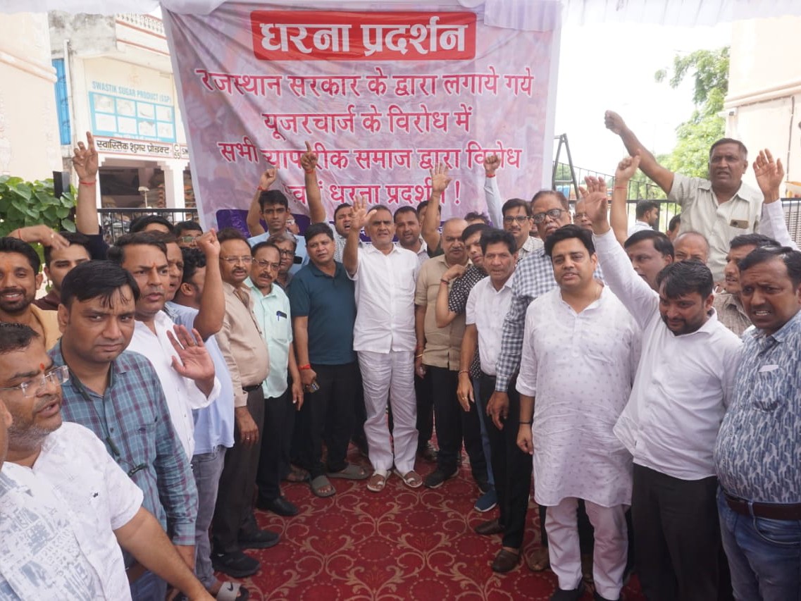 व्यापारियों का आरोप है कि सरकार मंडी के अंदर और बाहर के व्यापार में भेदभाव कर रही है।