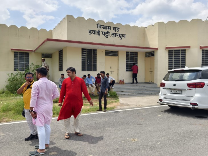 विश्राम गृह पर ताला लगा होने के कारण लोगों को बाहर धूप में बैठकर इंतजार करना पड़ता है।