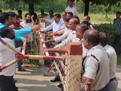 ये उस समय की तस्वीर है जब स्टूडेंट्स पीएचडी प्रवेश धांधली का विरोध कर रहे थे।