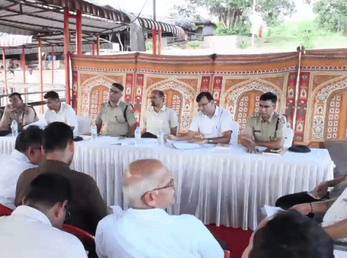 बैठक के दौरान निर्देश देते कलेक्टर कानाराम।