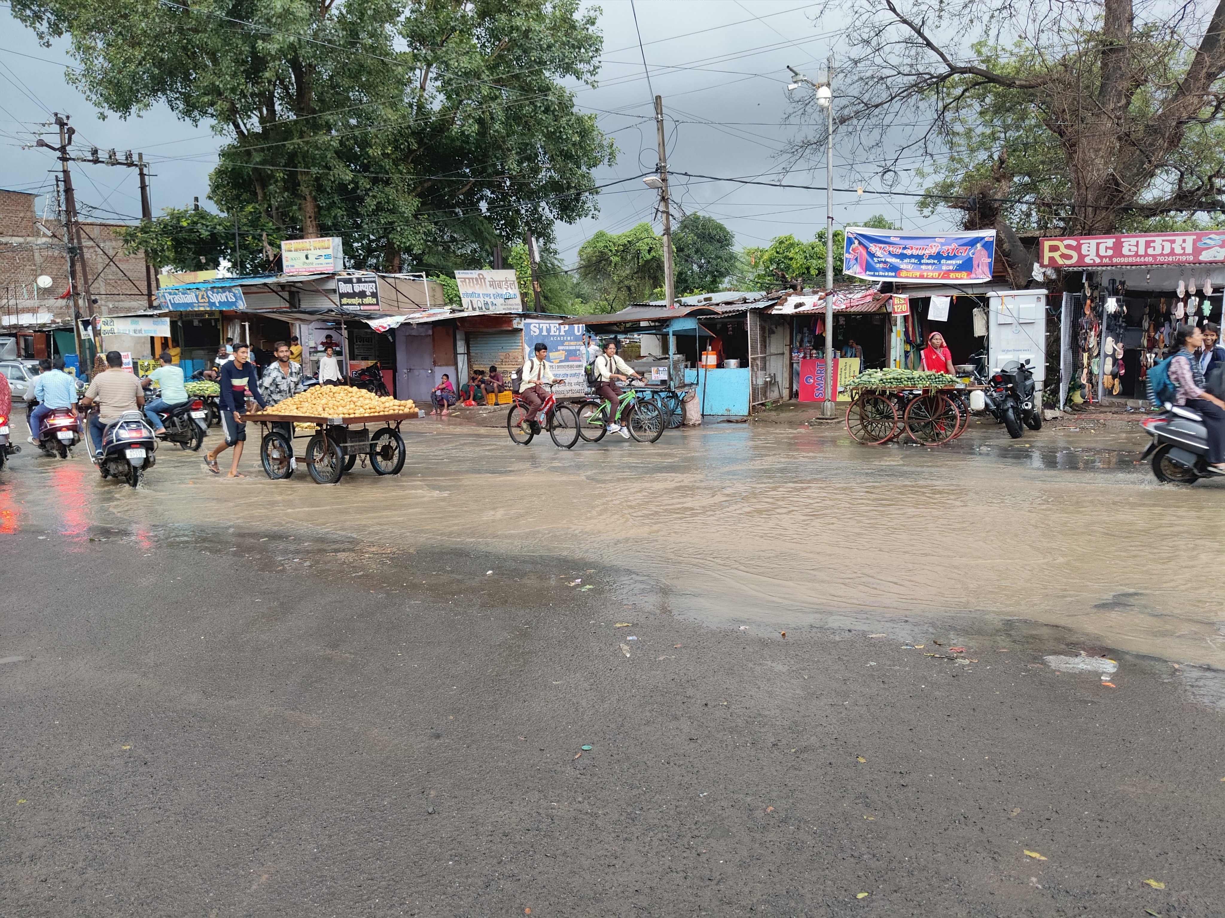 गांधी प्रतिमा तिराहे के पास पानी भरा गया।