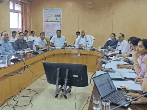 शिक्षा संकुल सभागार में विभागीय लंबित प्रकरणों की समीक्षा बैठक लेते मंत्री मदन दिलावर।