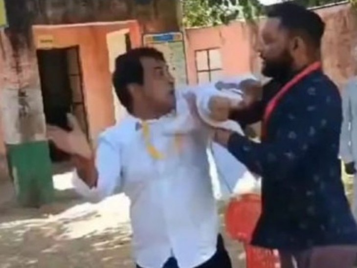 तस्वीर समरावता बूथ पर 13 नवंबर 2024 को देवली-उनियारा विधानसभा उप चुनाव के दौरान की है। जब निर्दलीय प्रत्याशी रहे नरेश मीणा ने तत्कालीन SDM अमित कुमार थप्पड़ मार दिया था।