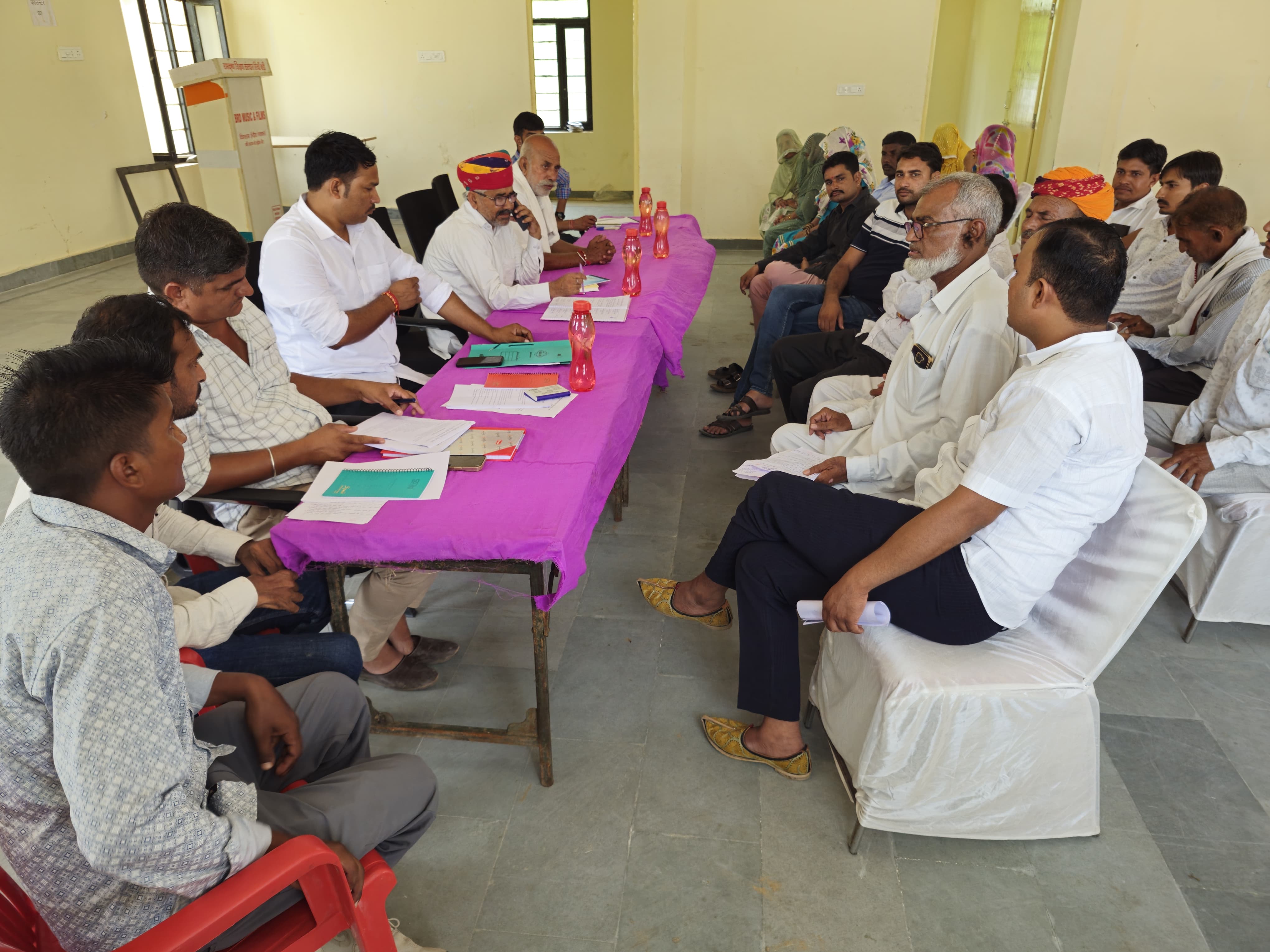 रियांबड़ी नगरपालिका की बैठक में पार्षदों ने ईओ-तहसीलदार के रवैये की निंदा की।