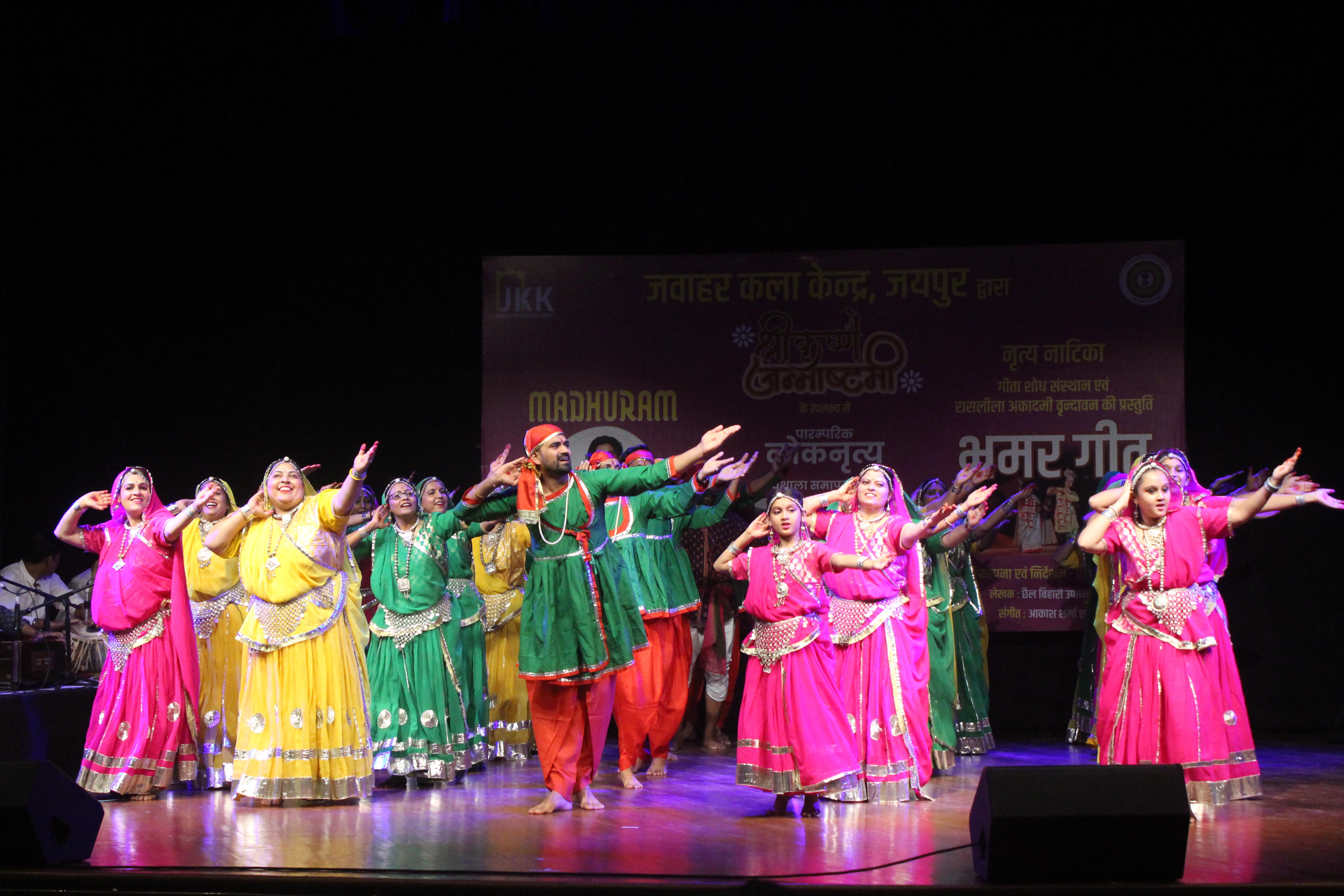 'बाजै छै नोबत बाजा म्हारा डिग्गीपुरी का राजा' गीत पर पदयात्रा का दृश्य साकार हुआ।