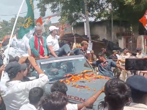 बिहारमध्ये 'वोटर अधिकार यात्रा': राहुल गांधींनी निषेध करणाऱ्या भाजप नेत्यांना दिला फ्लाइंग किस; म्हणाले- तुमचे मत गमावले तर समजा रेशन-जमीन गेली हिसुआ पोलिस स्टेशनजवळ, भाजप नेत्यांनी राहुल यांच्या विरोधात घोषणाबाजी केली. राहुल यांनी त्यांना फ्लाइंग किस दिला, अंगठा वर केला आणि पुढे निघून गेले.
