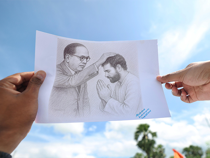 बिहारमध्ये 'वोटर अधिकार यात्रा': राहुल गांधींनी निषेध करणाऱ्या भाजप नेत्यांना दिला फ्लाइंग किस; म्हणाले- तुमचे मत गमावले तर समजा रेशन-जमीन गेली भेटीदरम्यान, आंबेडकर राहुल गांधी यांना आशीर्वाद देणारा फोटो.