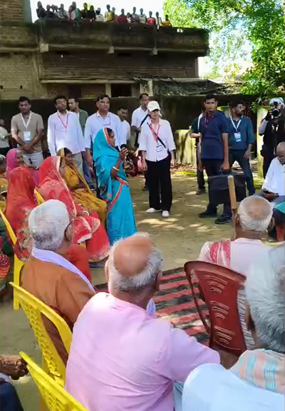 राहुल ने विरोध करते भाजपा कार्यकर्ताओं को दी फ्लाइंग किस:नवादा में यात्रा के दौरान गाड़ी रोककर थम्स-अप किया, फिर मुस्कुराते हुए निकल गए 2 वजीरपुर के मनैनी गांव में लोगों से बात करते राहुल गांधी।