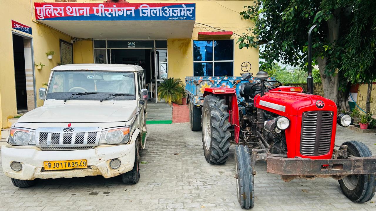 बरामद किए गए बोलेरो व ट्रेक्टर।